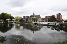 903547 Gezicht op de Rijksmunt (Leidseweg 90) en de Muntbrug over het Merwedekanaal te Utrecht, vanaf de Kanaalweg, met ...